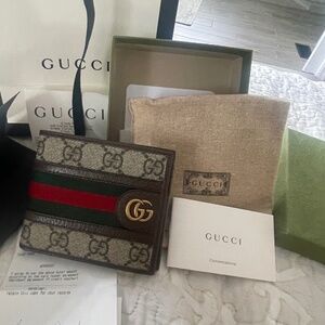 Men’s Gucci wallet